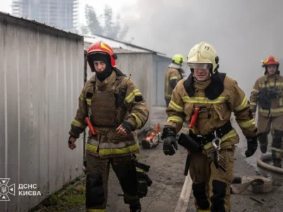 16 гаражів зруйновано, горіли авто: росія вдарила по Оболонському району Києва