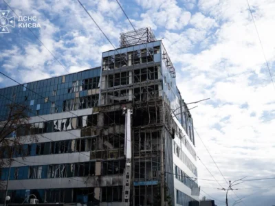 Кількість загиблих після удару по офісній будівлі в Києві зросла до чотирьох