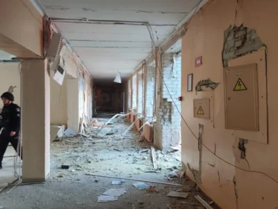 Росіяни скинули чотири авіабомби по школі в центрі Сум під час навчання