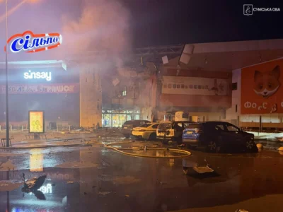 Відомо вже по 3 загиблих у Сумах внаслідок російського удару по території торгового центру