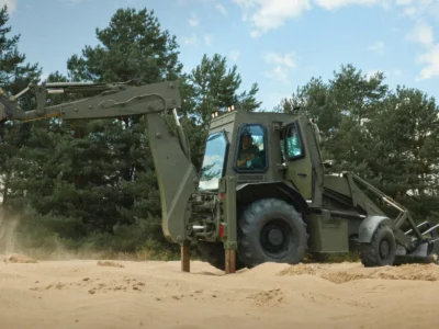 МОУ кодифікувало український броньований екскаватор UAT-SPIDER.