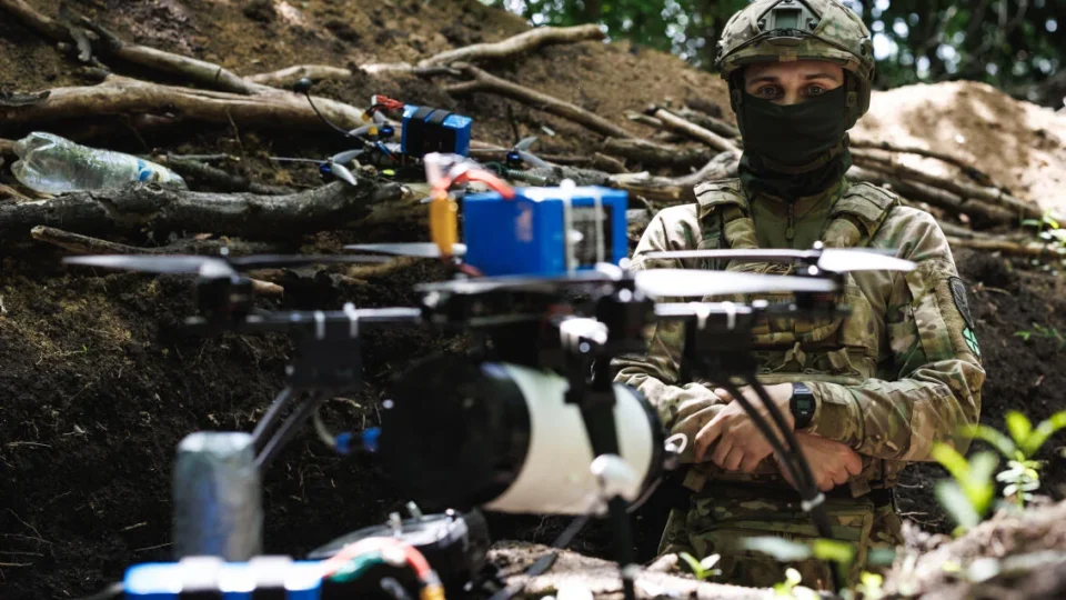«Зараз це рідкість, але нам вдалося їх упіймати» — поблизу Харкова дронарі не дають росіянам закрити «кредит» 