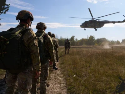 «Враження перевершили всі очікування!»: майбутні десантники вперше стрибнули з парашутом