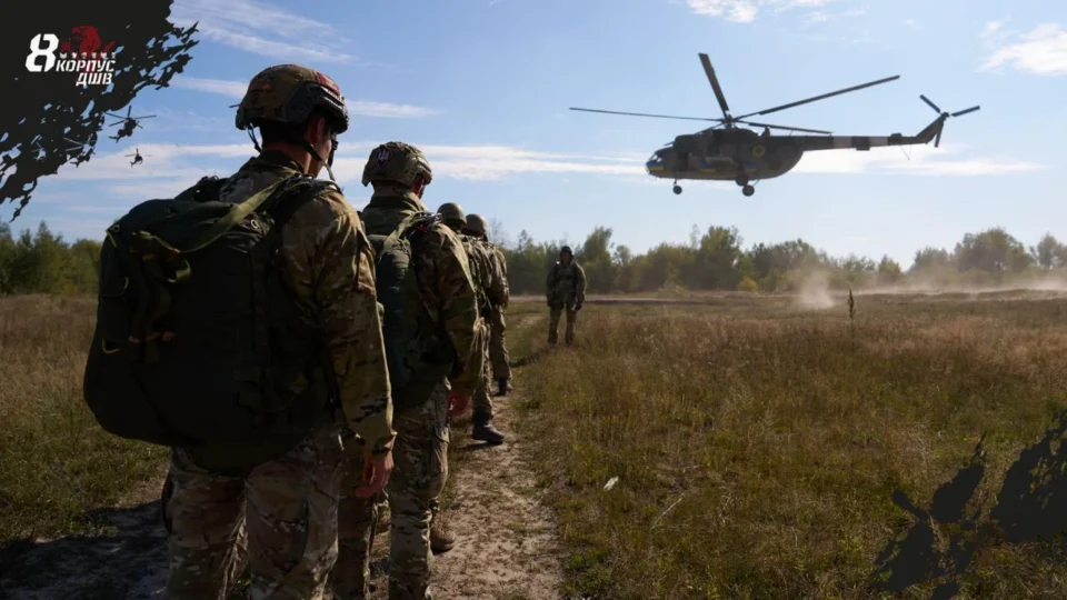 «Враження перевершили всі очікування!»: майбутні десантники вперше стрибнули з парашутом 