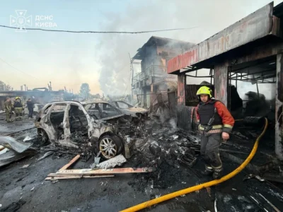 Атака на Київ балістикою: рятувальники показали наслідки російського удару