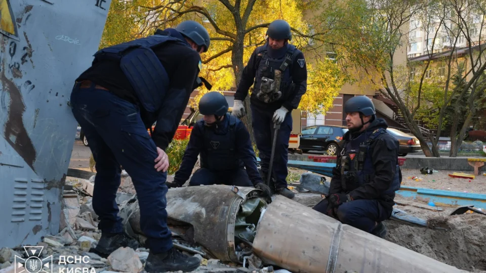 На київській Оболоні вилучили бойову частину балістичної ракети, що впала серед багатоповерхівок 