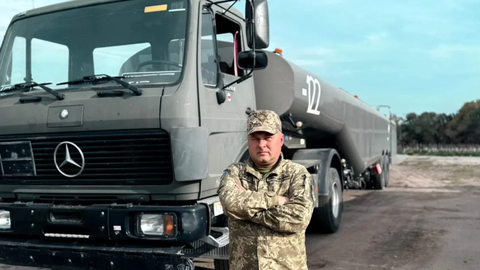 «Доводилося одночасно заправляти два літаки»: водій 40-тонного паливозаправника про бойову роботу та ритуали 