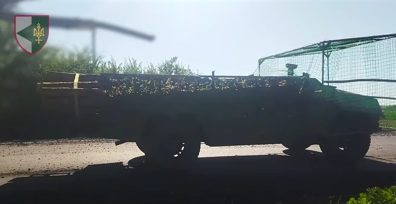 По тонні на кожного: два НРК доставили колоди для укріплення позицій