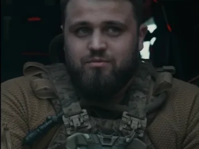 Ледь не врізався у згорілий танк у повній темряві: як командир дроном провів мотоцикл до пораненого