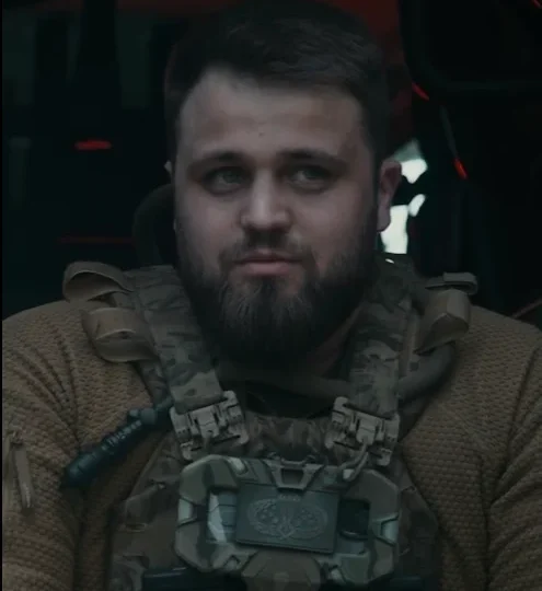 Ледь не врізався у згорілий танк у повній темряві: як командир дроном провів мотоцикл до пораненого 