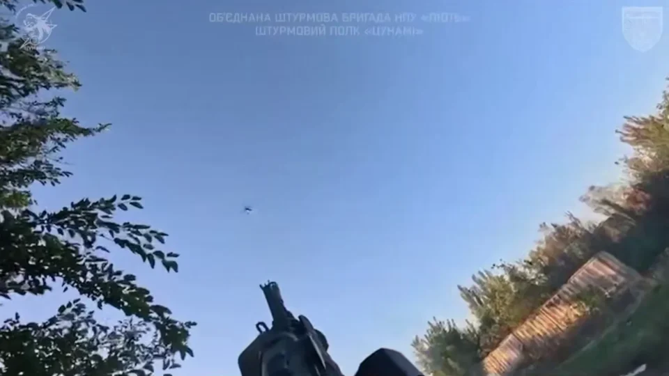 За лічені миті до влучання: боєць штурмового полку «Цунамі» збив FPV зі стрілецької зброї 