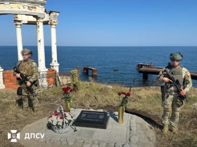 На острові, що став символом спротиву: на Зміїному відкрили меморіальний знак «Небесний ДОЗОР»
