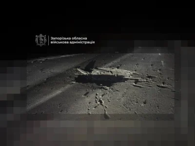 У Запоріжжі ворог пошкодив міст через Дніпро, а у Києві від уламків БПЛА загорілися авто та заклад освіти