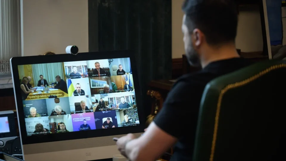 Фронт, ППО та пошкоджена енергосистема: Володимир Зеленський провів селектор із військовими й урядовцями 