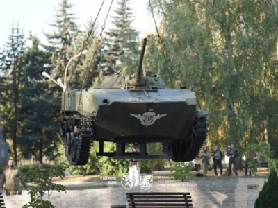 ДШВ евакуювали монумент БМД-1, який першим заїхав у Краматорськ під час його визволення у 2014 році