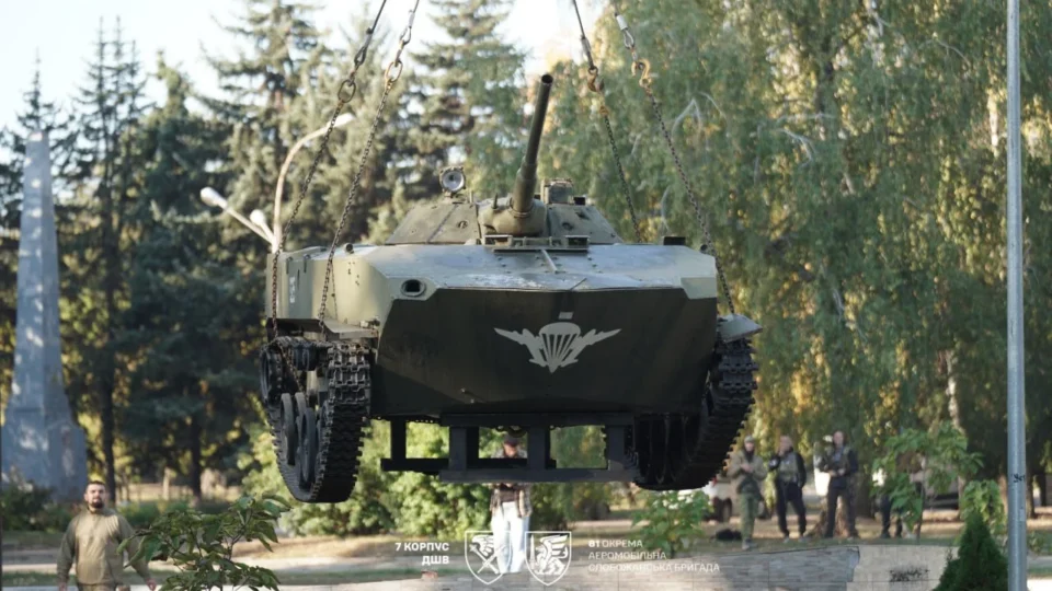 ДШВ евакуювали монумент БМД-1, який першим заїхав у Краматорськ під час його звільнення у 2014 році 