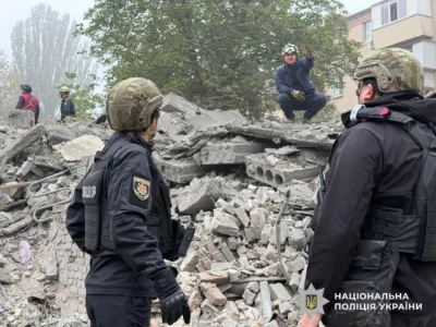 У Запоріжжі з-під завалів врятували жінку, яка провела там понад вісім годин