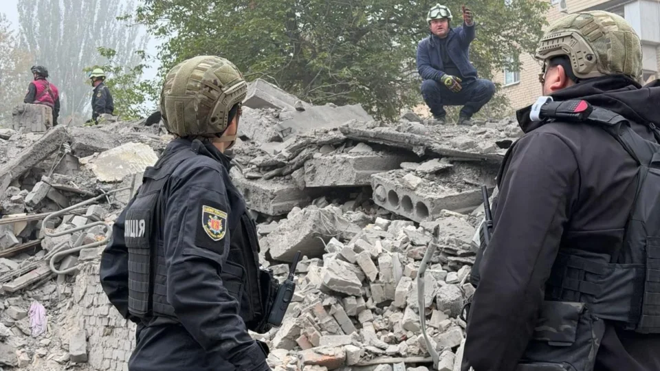 У Запоріжжі з-під завалів врятували жінку, яка провела там понад вісім годин 