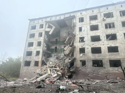 Росіяни вдарили по багатоповерхівках у Слов’янську: семеро людей поранені