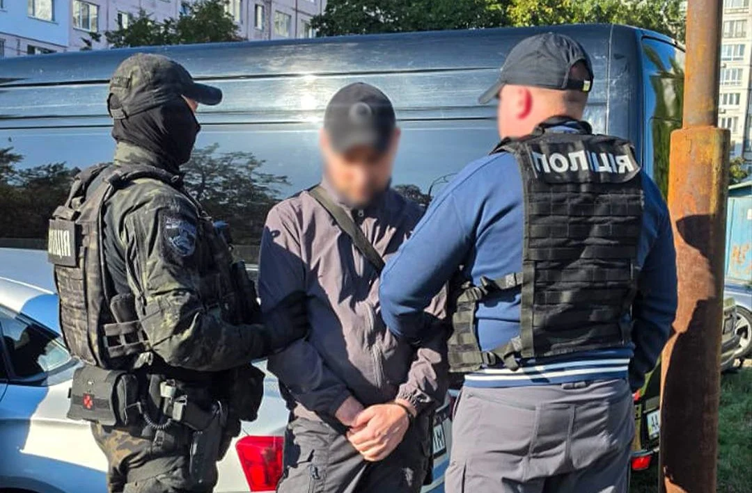 Співробітник автомийки обіцяв оформити інвалідність: у Києві викрито дві схеми заробітків на охочих ухилитися