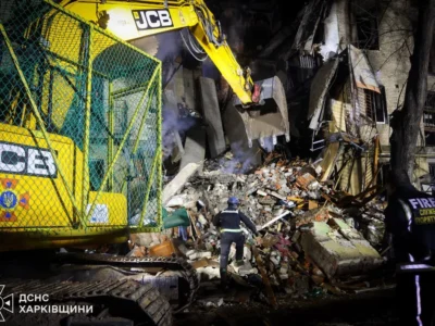 У Харкові після удару по багатоповерхівці з-під завалів дістали тіла трьох загиблих