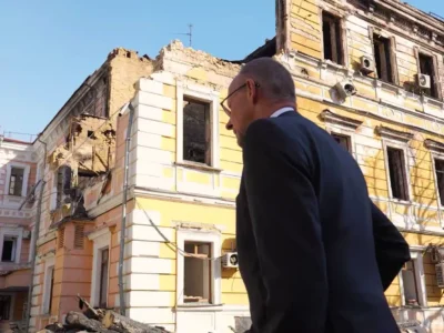 Попри повітряну тривогу Фрідріх Мерц відвідав у Києві місце удару рф по Національній академії наук
