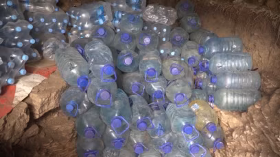 Паки води в окопі